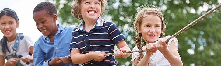 Mehrere Kinder ziehen an einem Seil